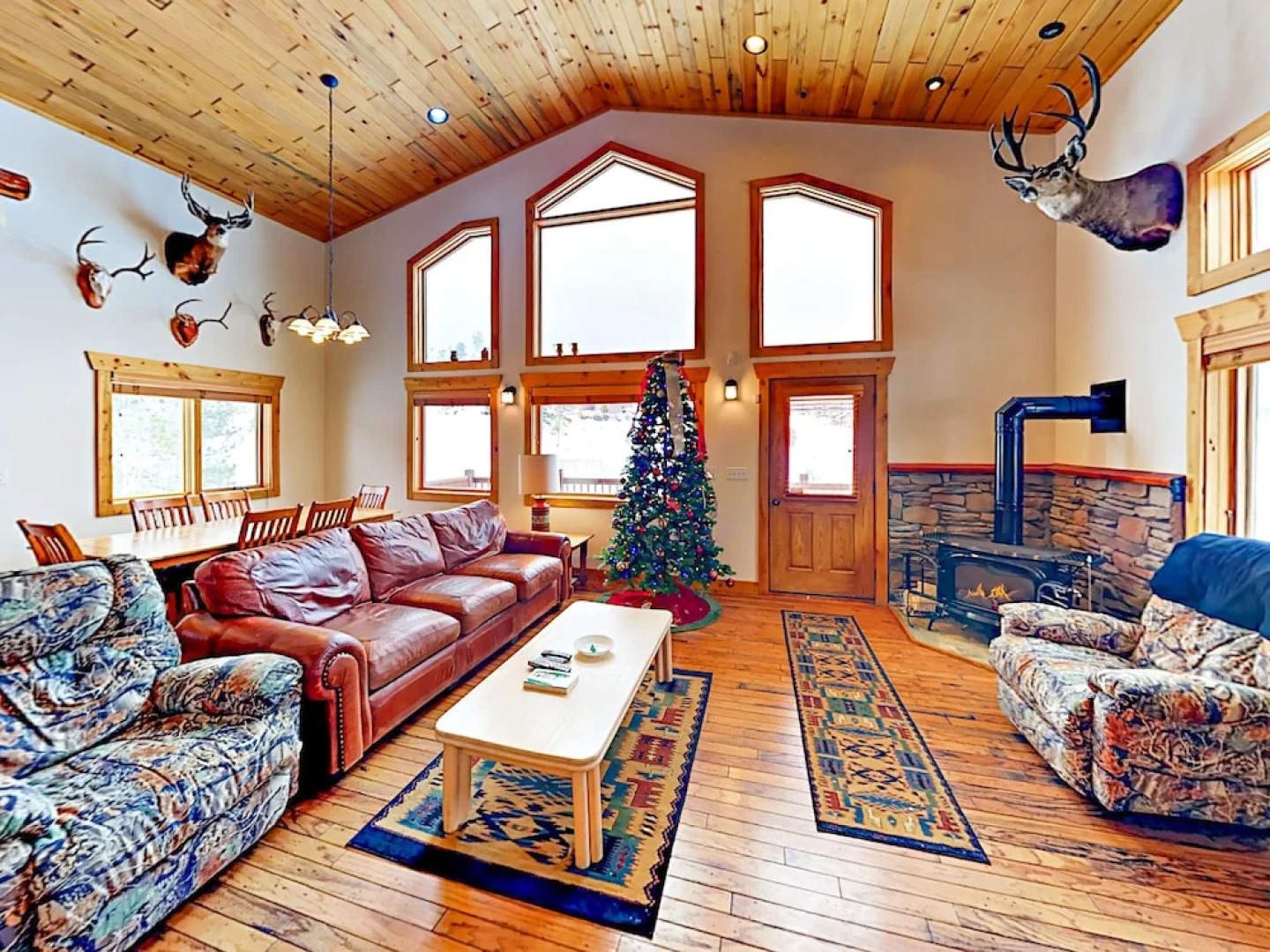 Stylish Mountain Home 4 Bedrooms 3.5 Bathrooms Home