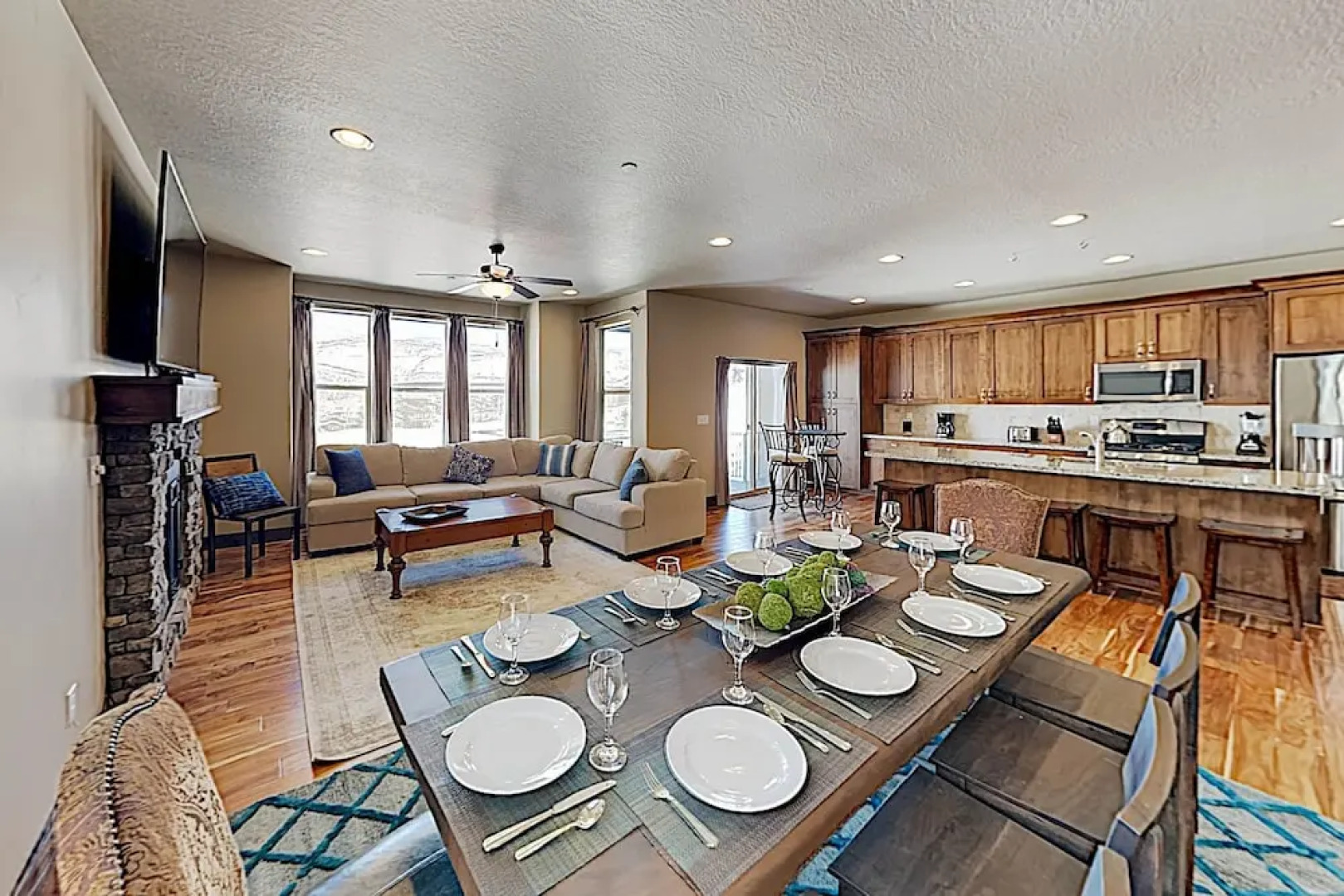 New Listing! Mountain W/ Hot Tub & Deck 5 Bedroom Townhouse