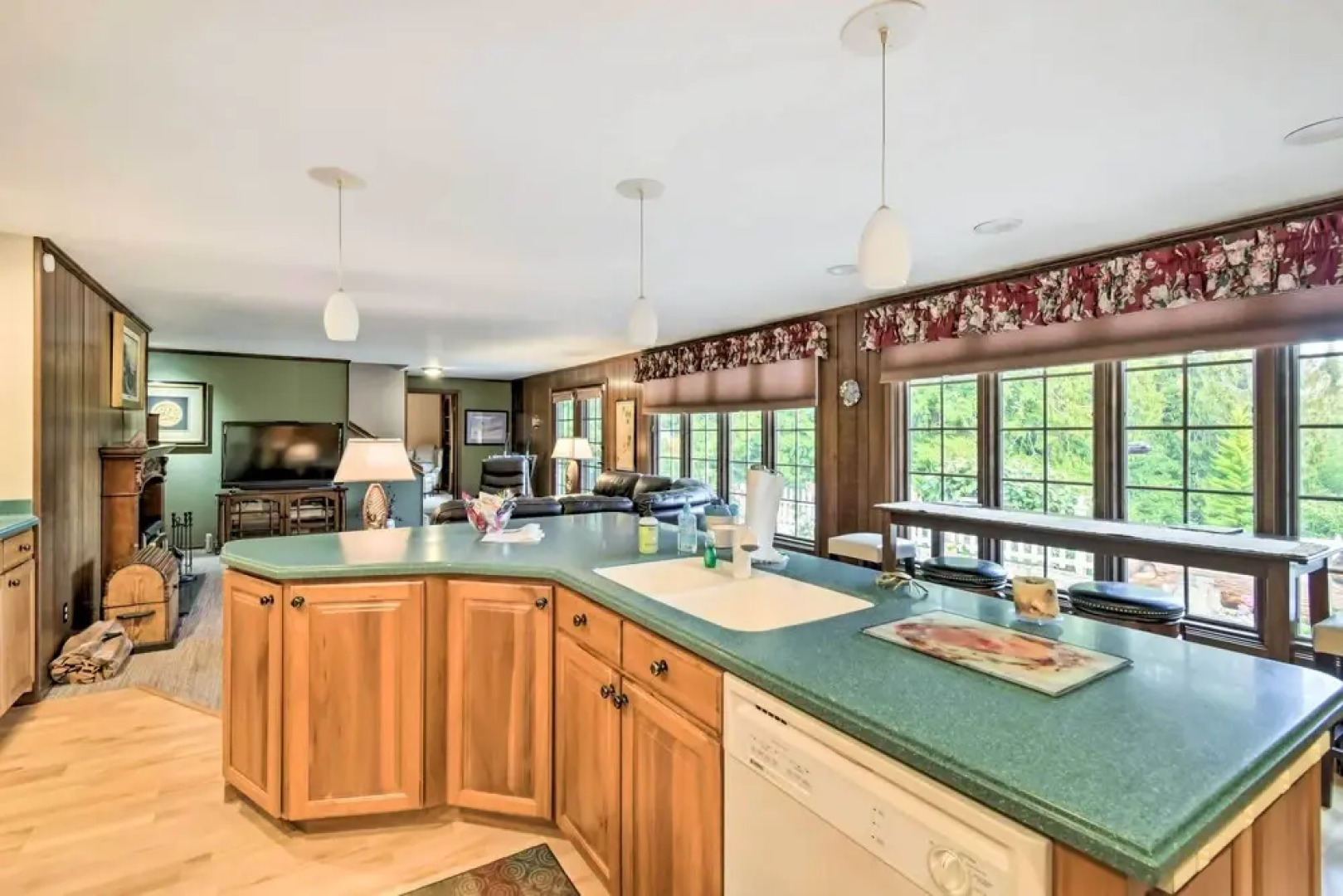 Hoodsport Home on 7 Wooded Acres w/ Hot Tub!