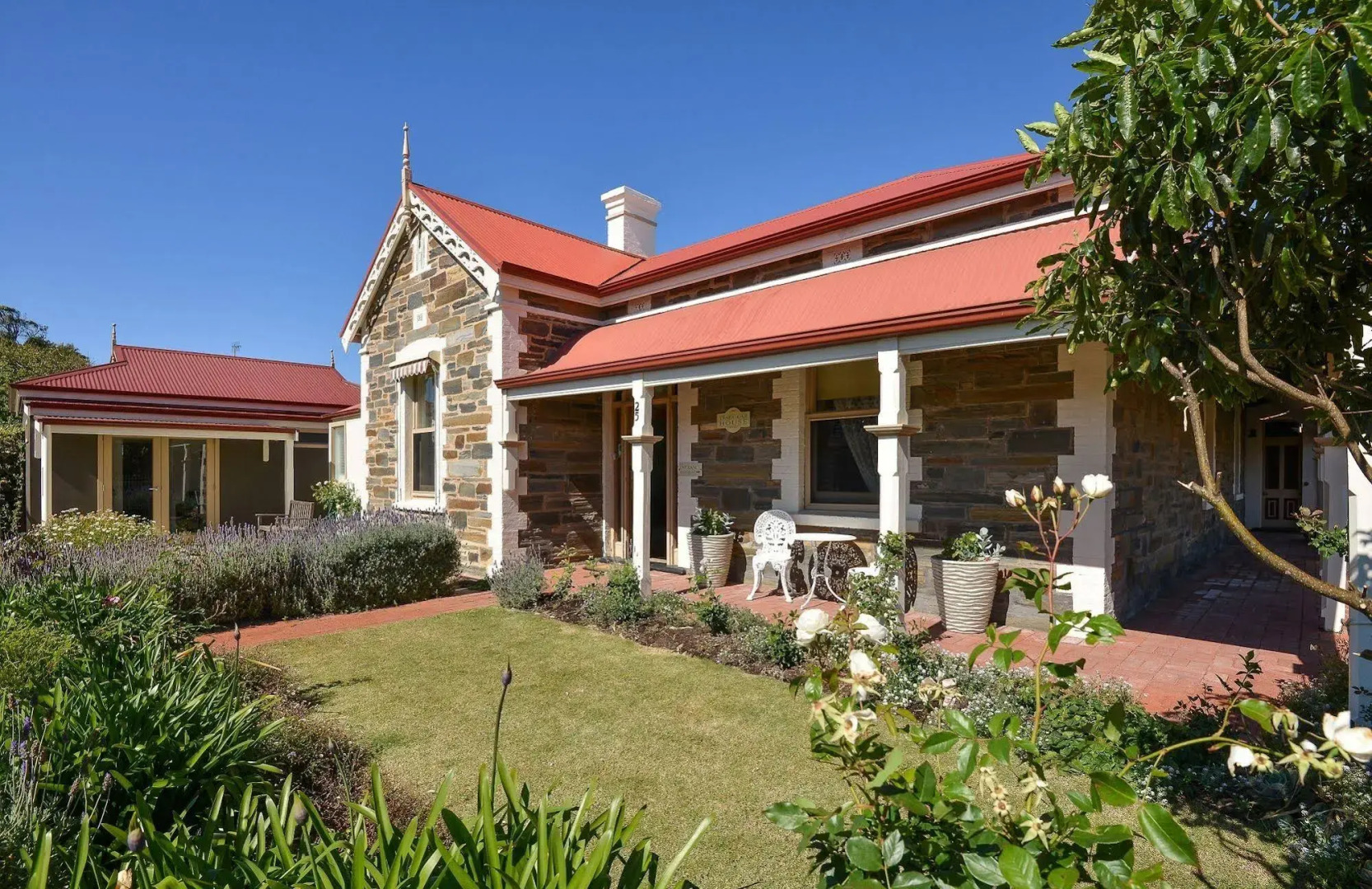 Trafalgar Premium Vintage Suites