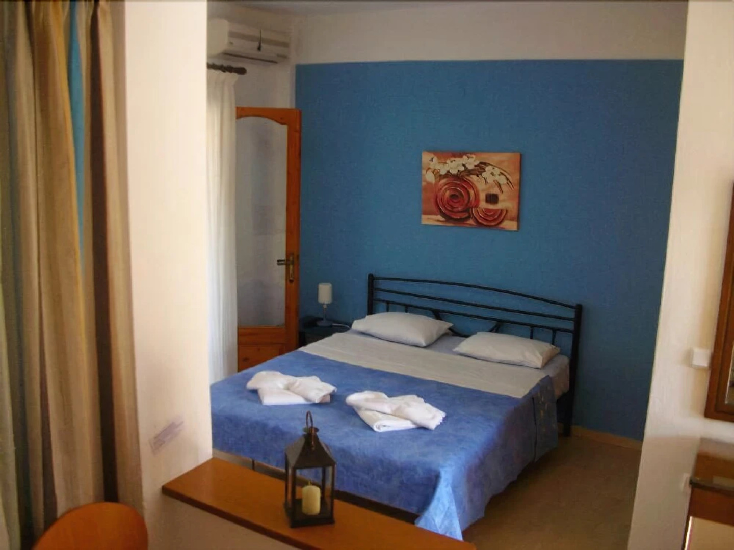 Pella House Studios & Apartments