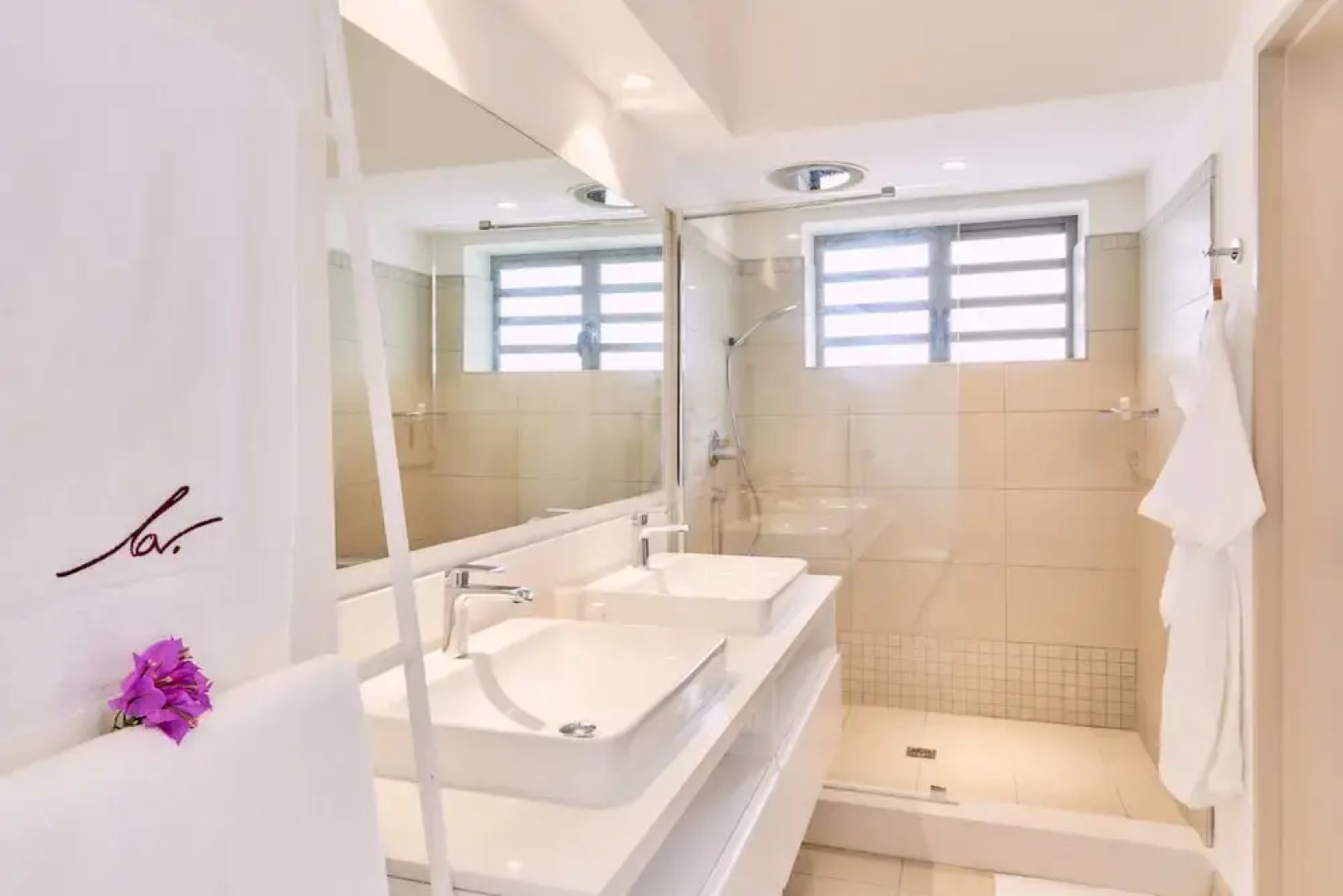 Les Estivales Beachfront Suites & Penthouses with LOV