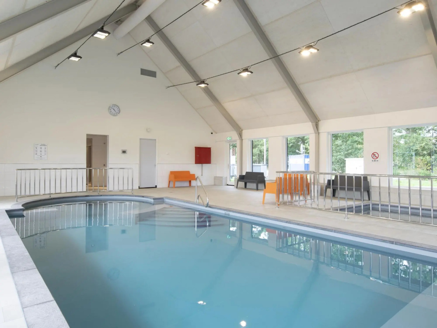 Thatched villa with two bathrooms, on a holiday park surrounded by nature