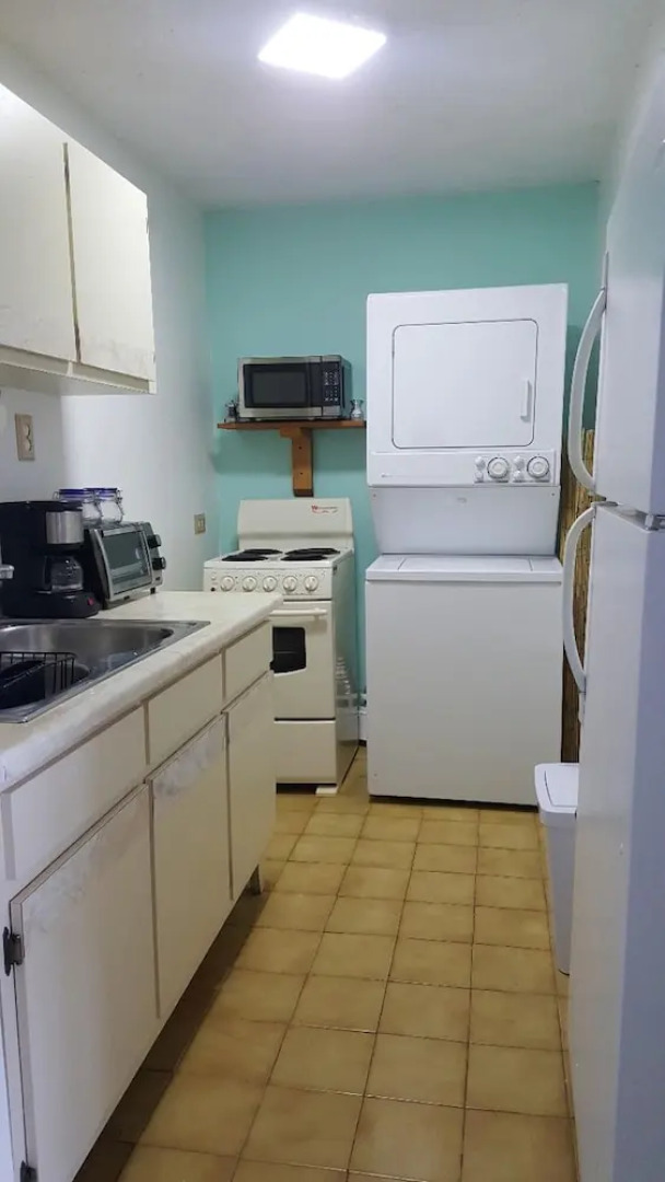 Breathtaking ocean view apt, steps from the beach!