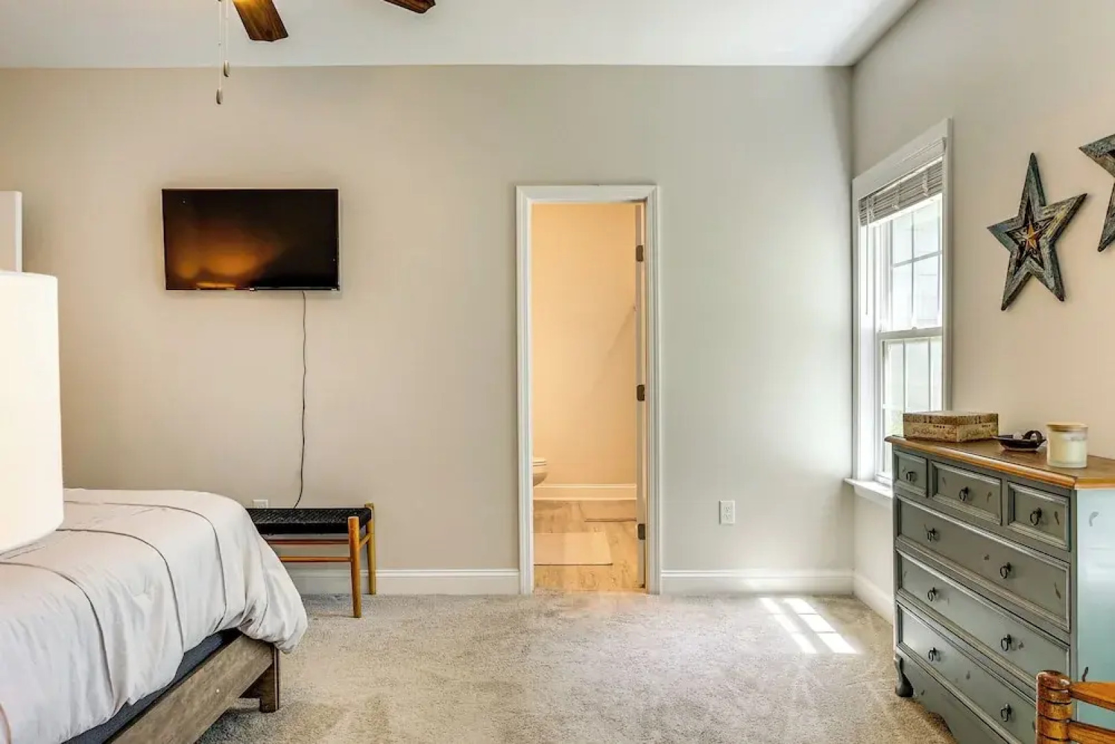 1 Mi to Riverfront: Darien Family Home