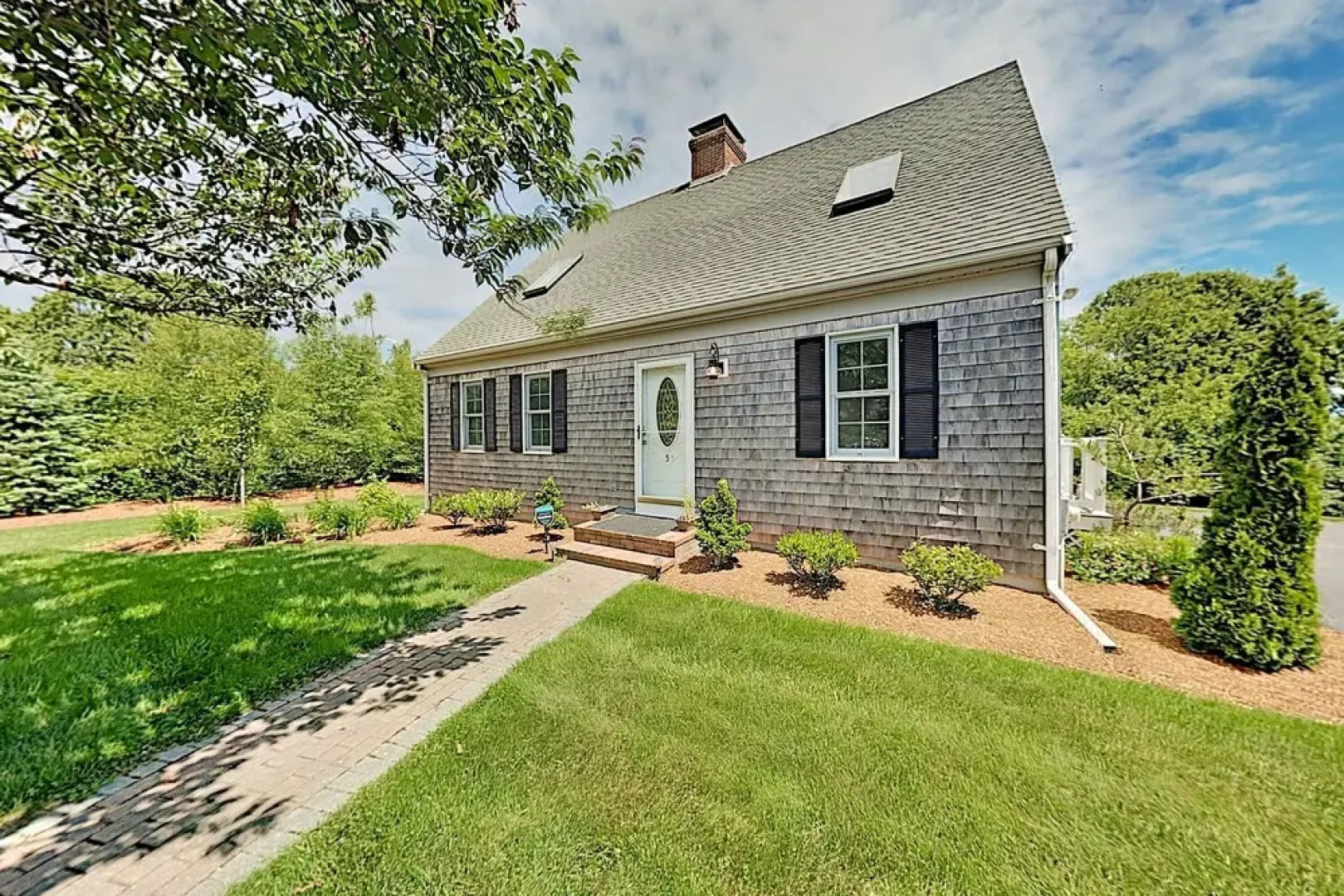 Spacious Wooded W/ Deck & Alfresco Dining 3 Bedroom Home