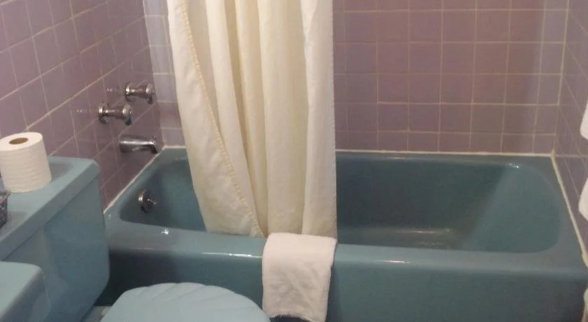 Thruway Holiday Motel