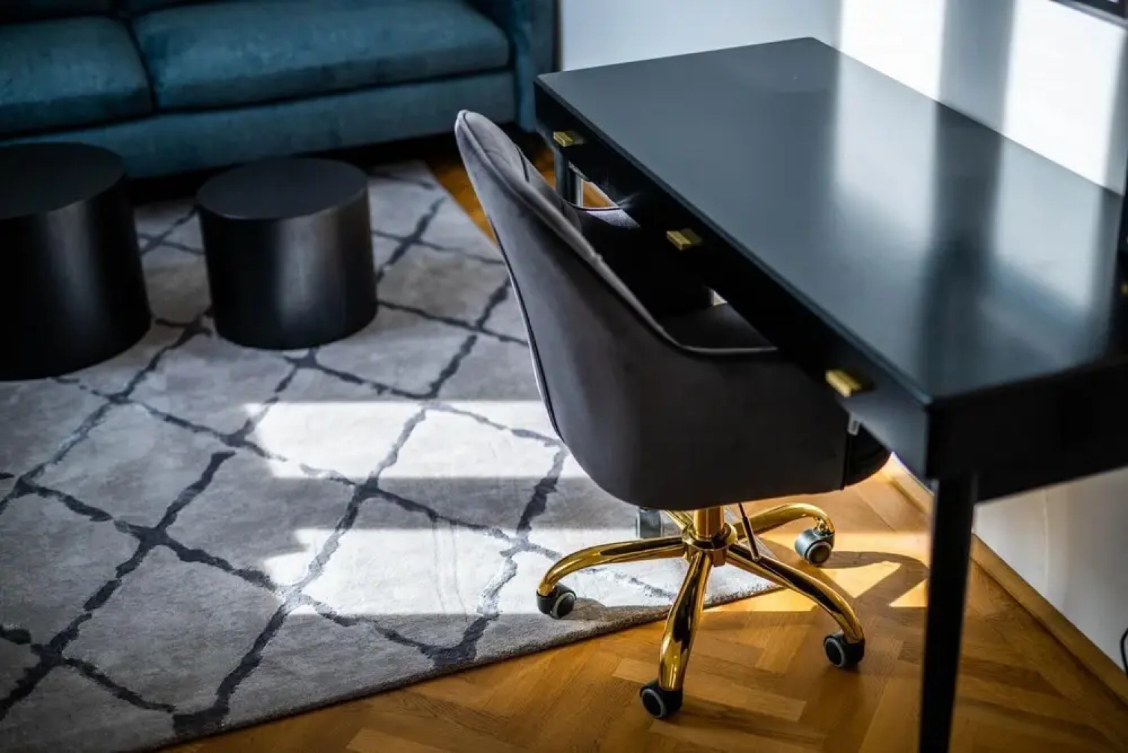 Deluxe Apartment With Parking and Office Next to the City Park