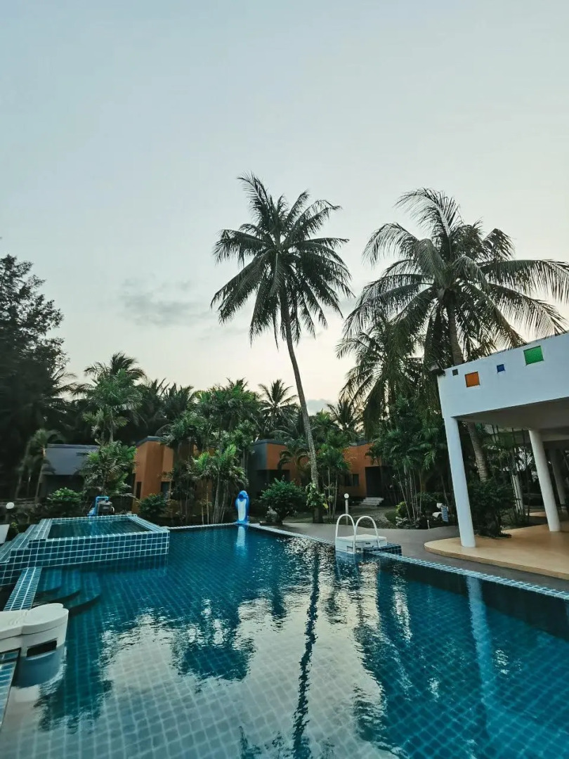 Coco Pino Bankrut Beach Resort.