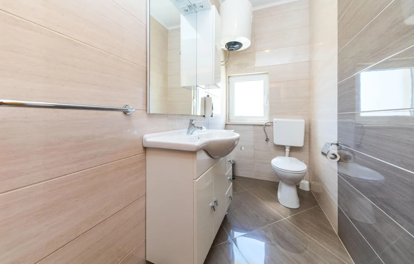 Beautiful Home in Kastel Luksic With Sauna, Wifi and 7 Bedrooms