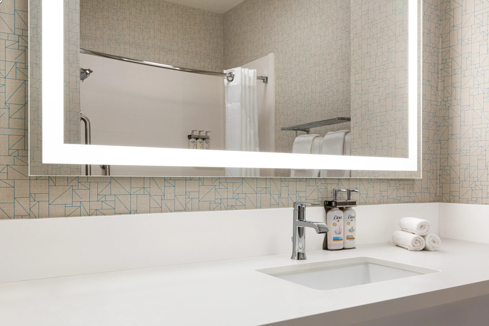 Holiday Inn Express and Suites Bakersfield Central by IHG