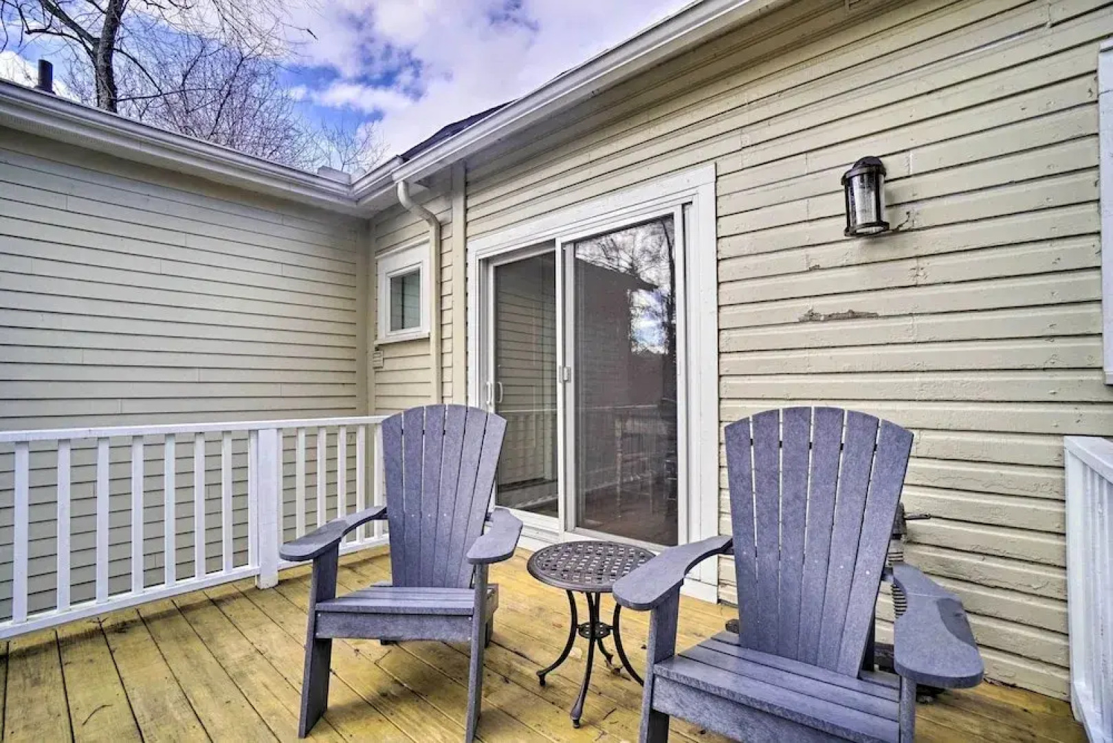 'the Porch House' Located in Historic Village