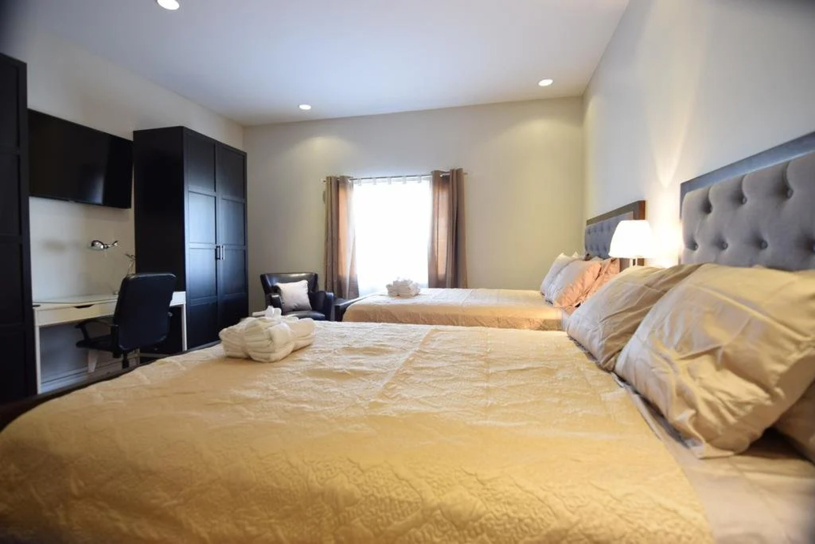 The Lion Inn & Suites