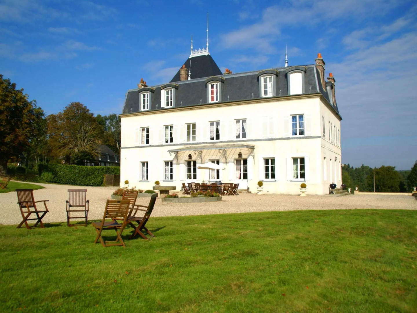 Castle and its outbuildings with terrace in Asnières