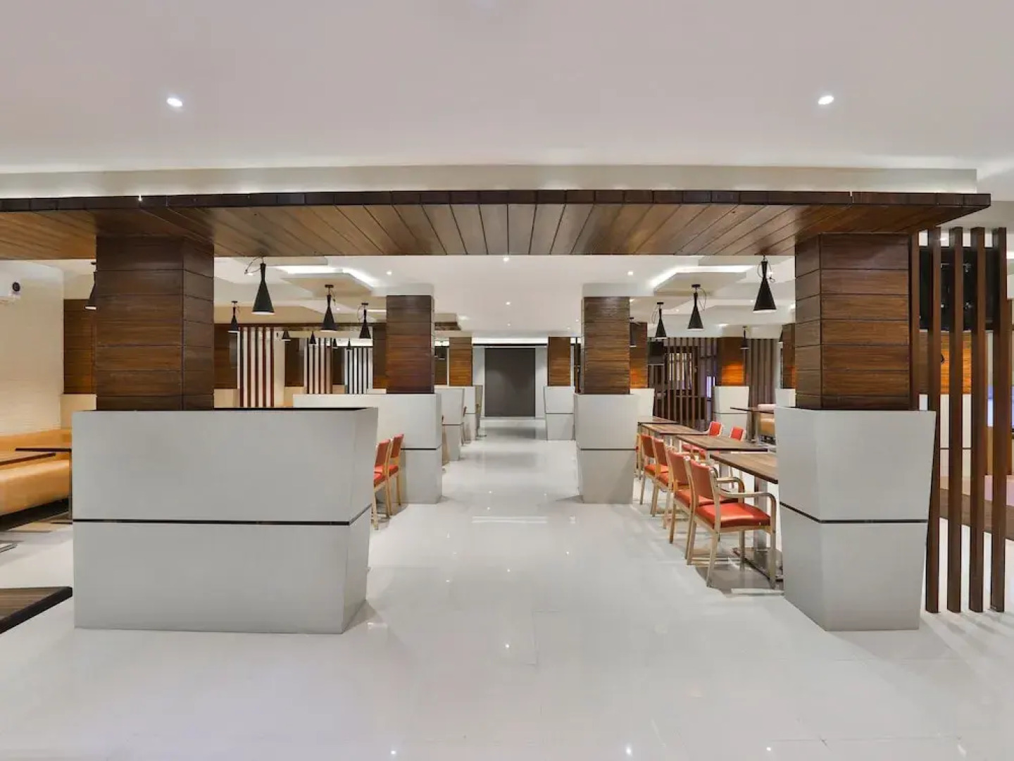 OYO 16122 Hotel Navya Palace