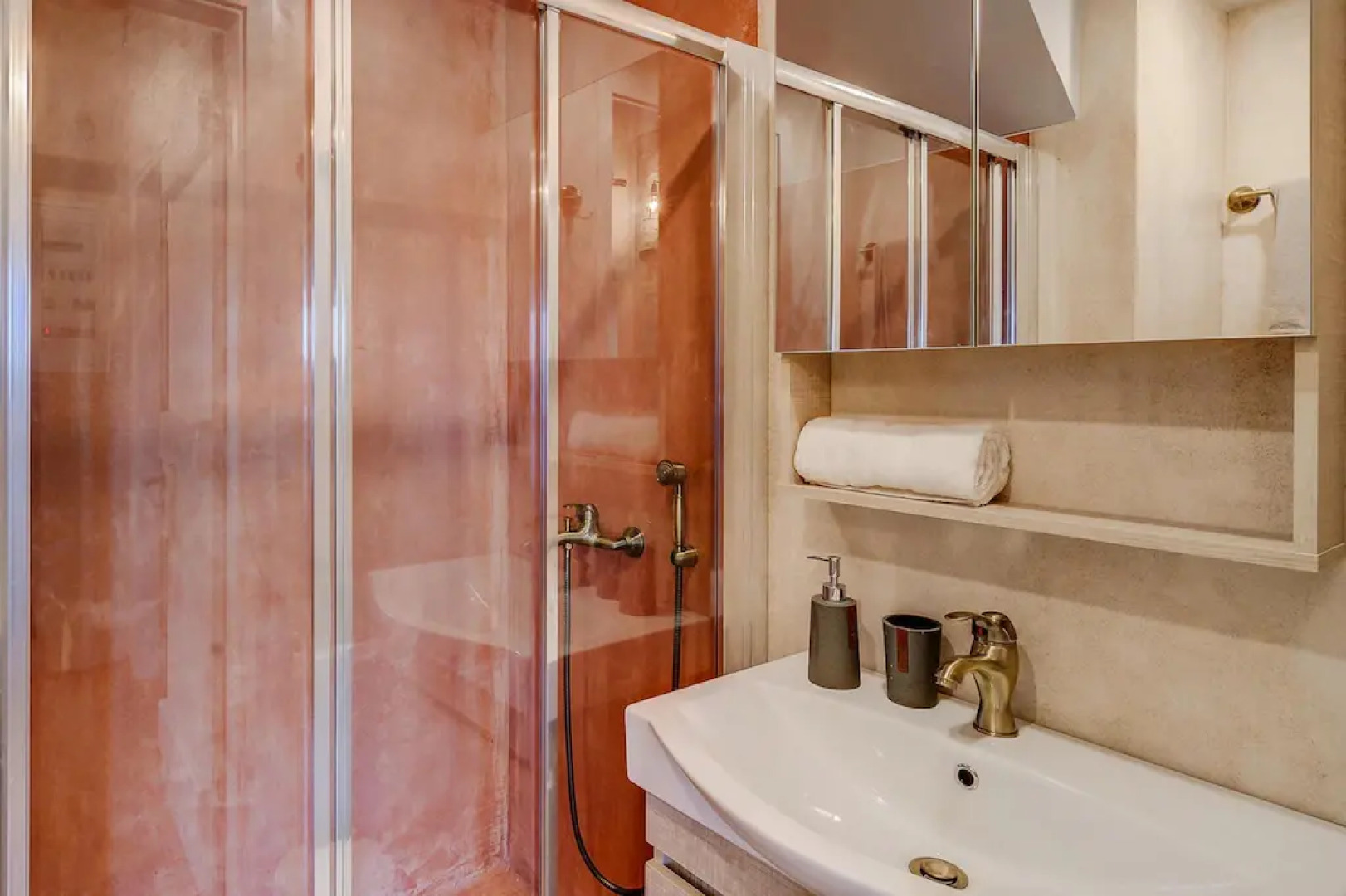 Holiday House, Castellos