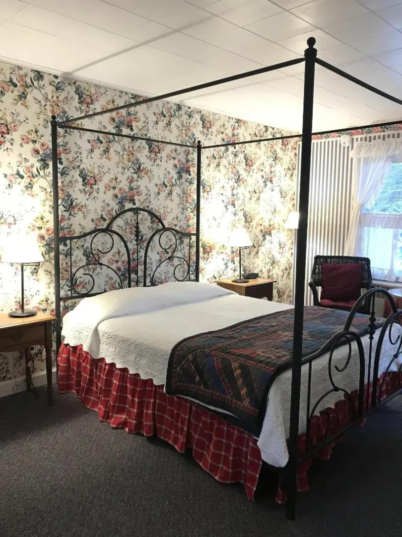 1896 House Country Inn & Motels