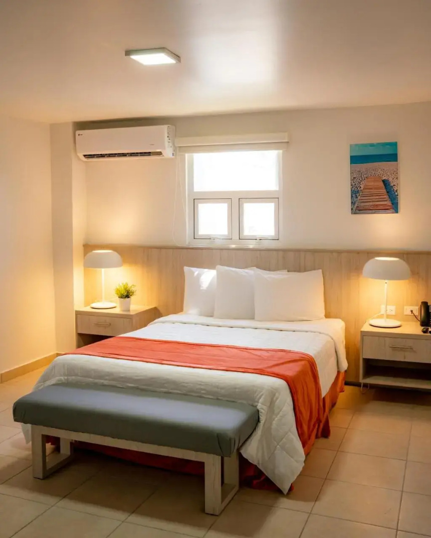 Full Moon Hotel & Restaurant