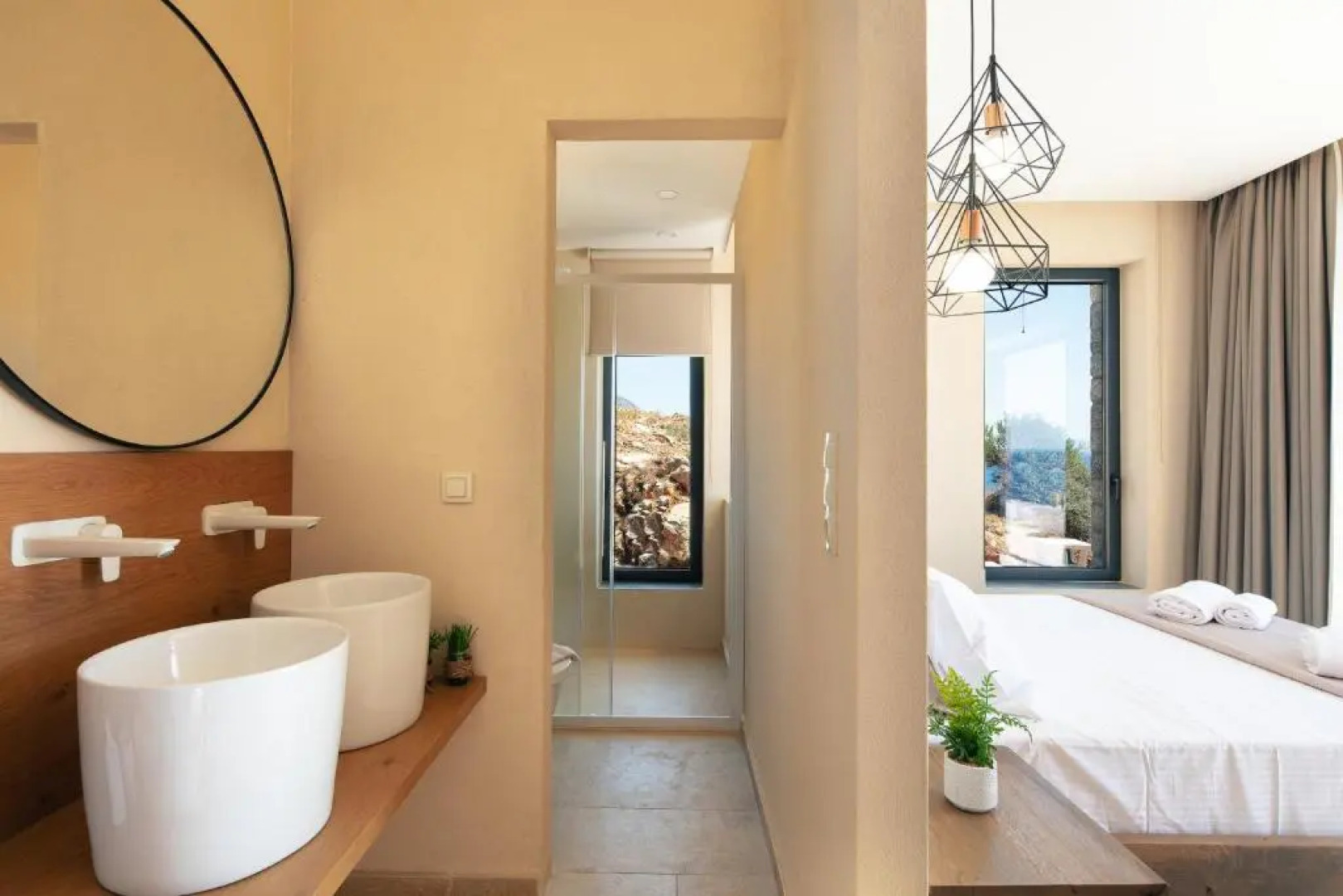 Seafront luxury villa with infinity pool & devine views!