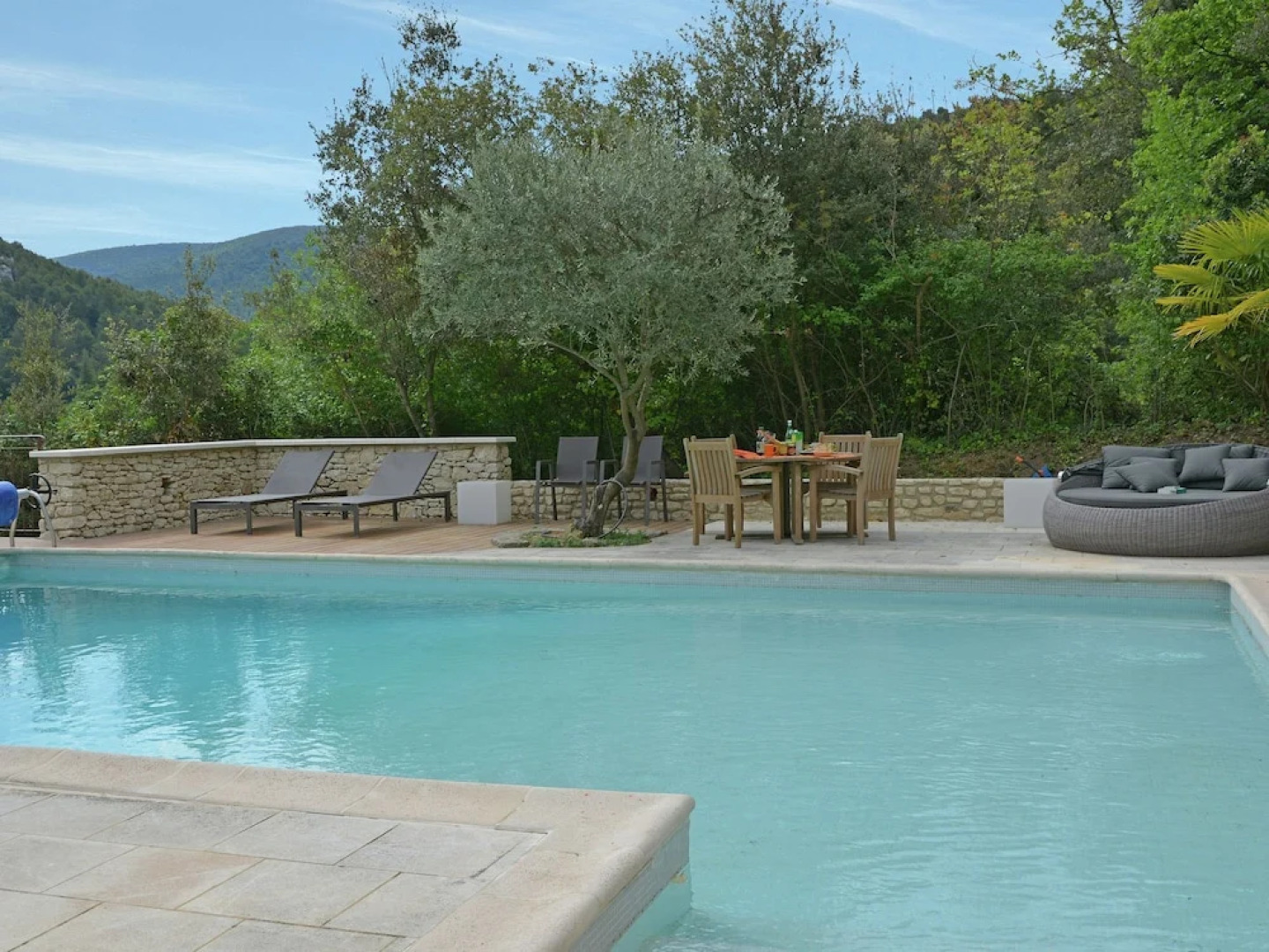 Cozy Villa in Menerbes with Swimming Pool