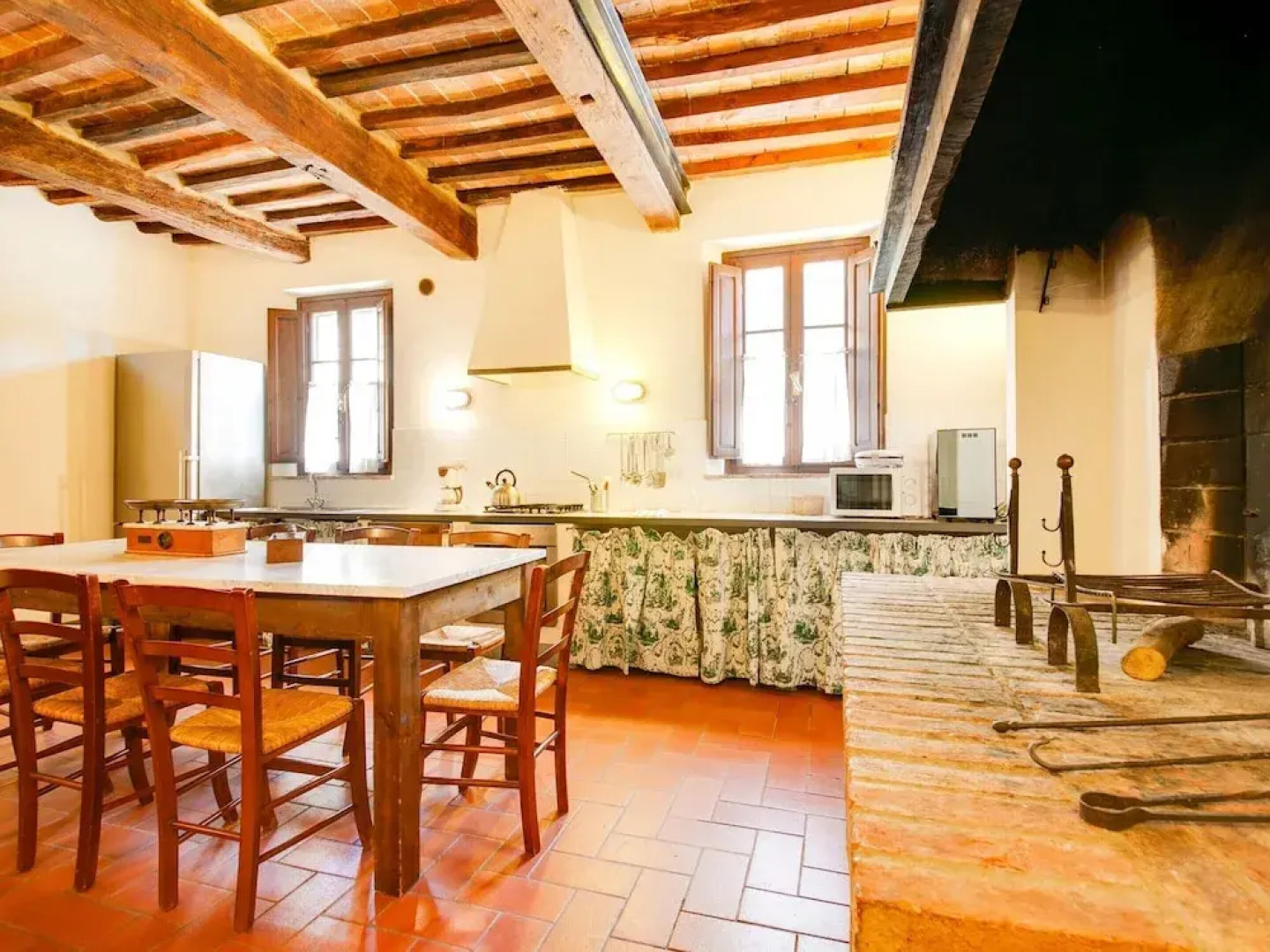 Belvilla by OYO Lavish Farmhouse With Fireplace