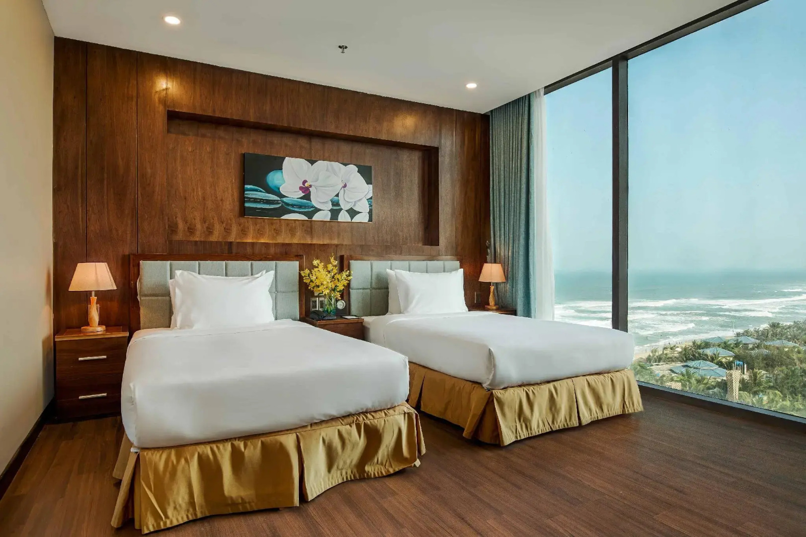 Yarra Ocean Suites Danang