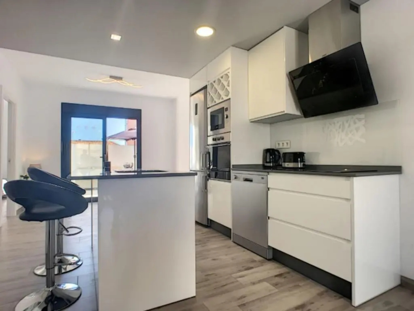 New Modern Immaculate 2 Bed 6 guestApartment Bobby