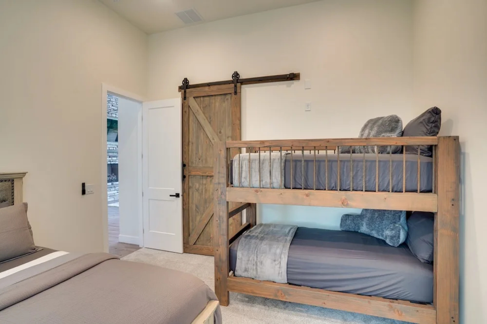 Chic Utah Getaway w/ Fireplace, Sauna & 2 Decks!