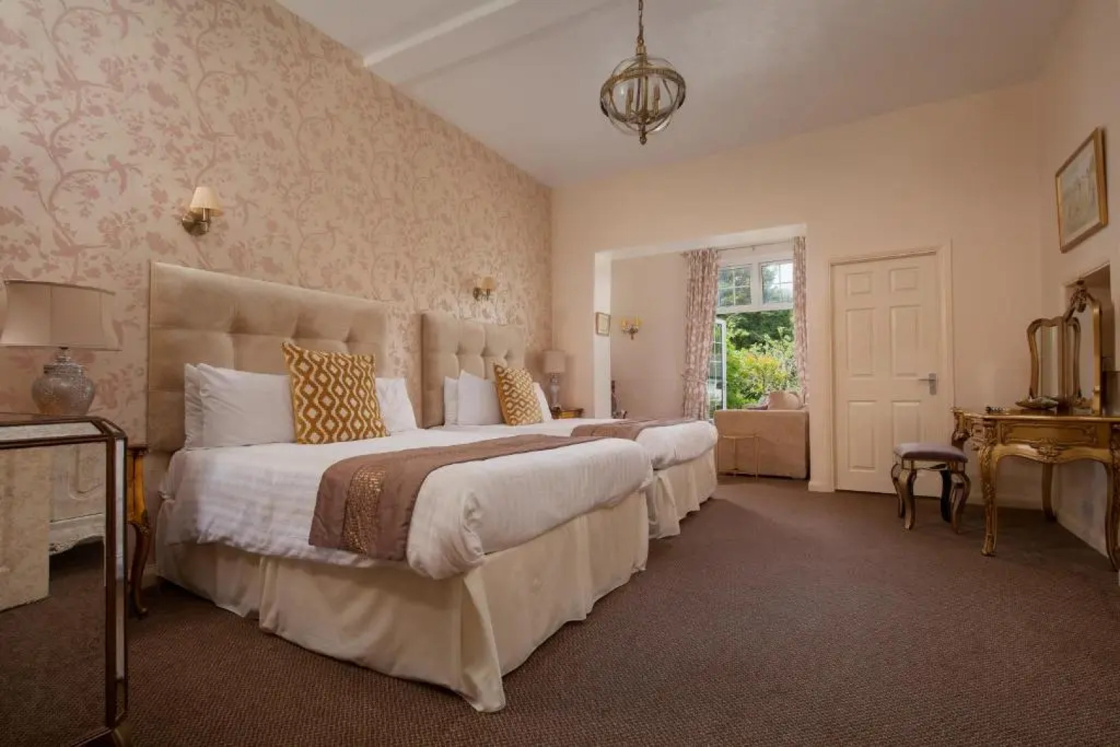 Fox & Hounds Country Hotel