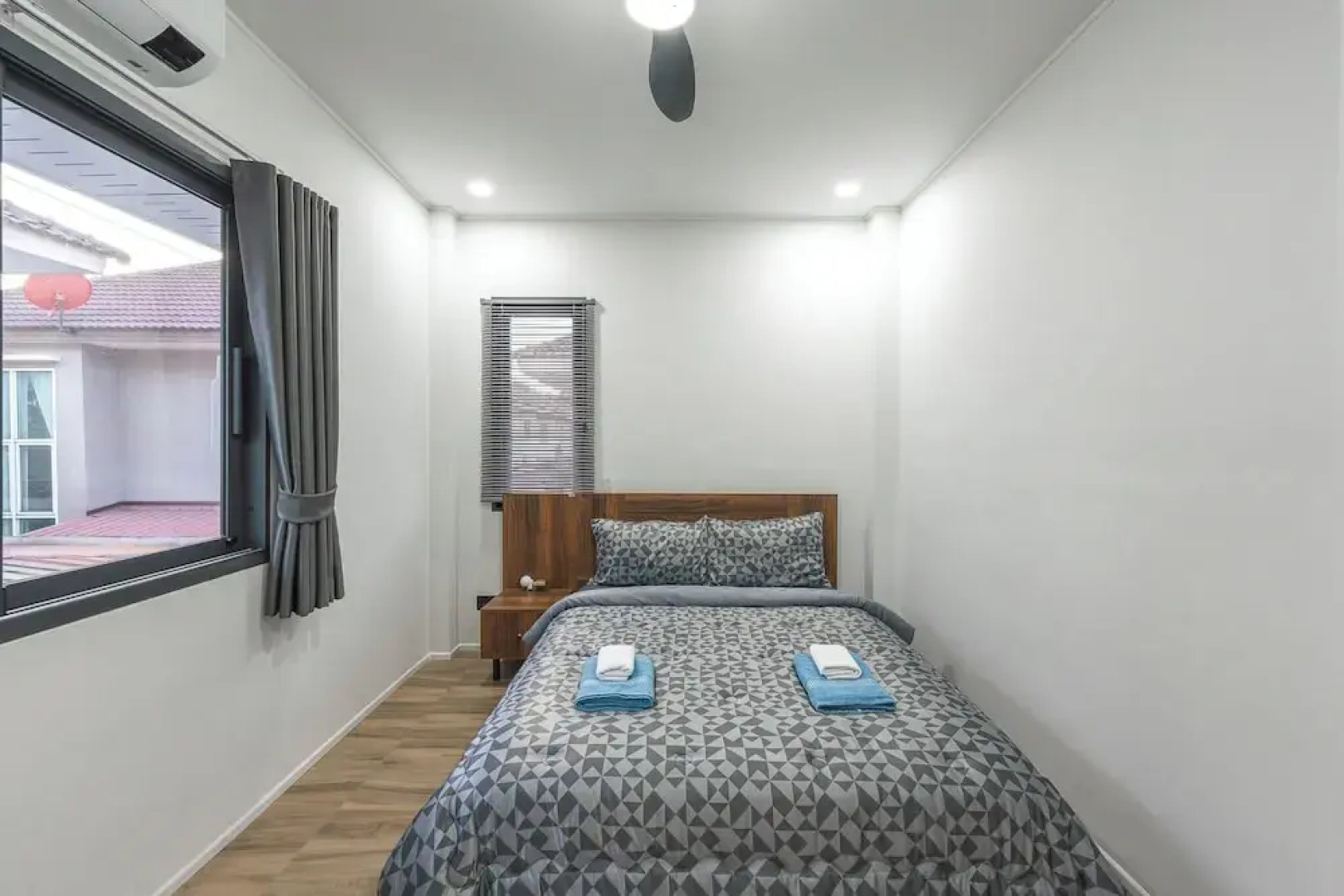 Pool Villa  Bathtub  Pool Table V215