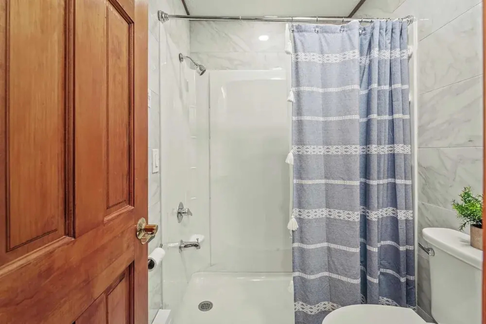 Stylish Renovated Home Open Layout, Coffee Bar + Near Hiking & Waterfalls