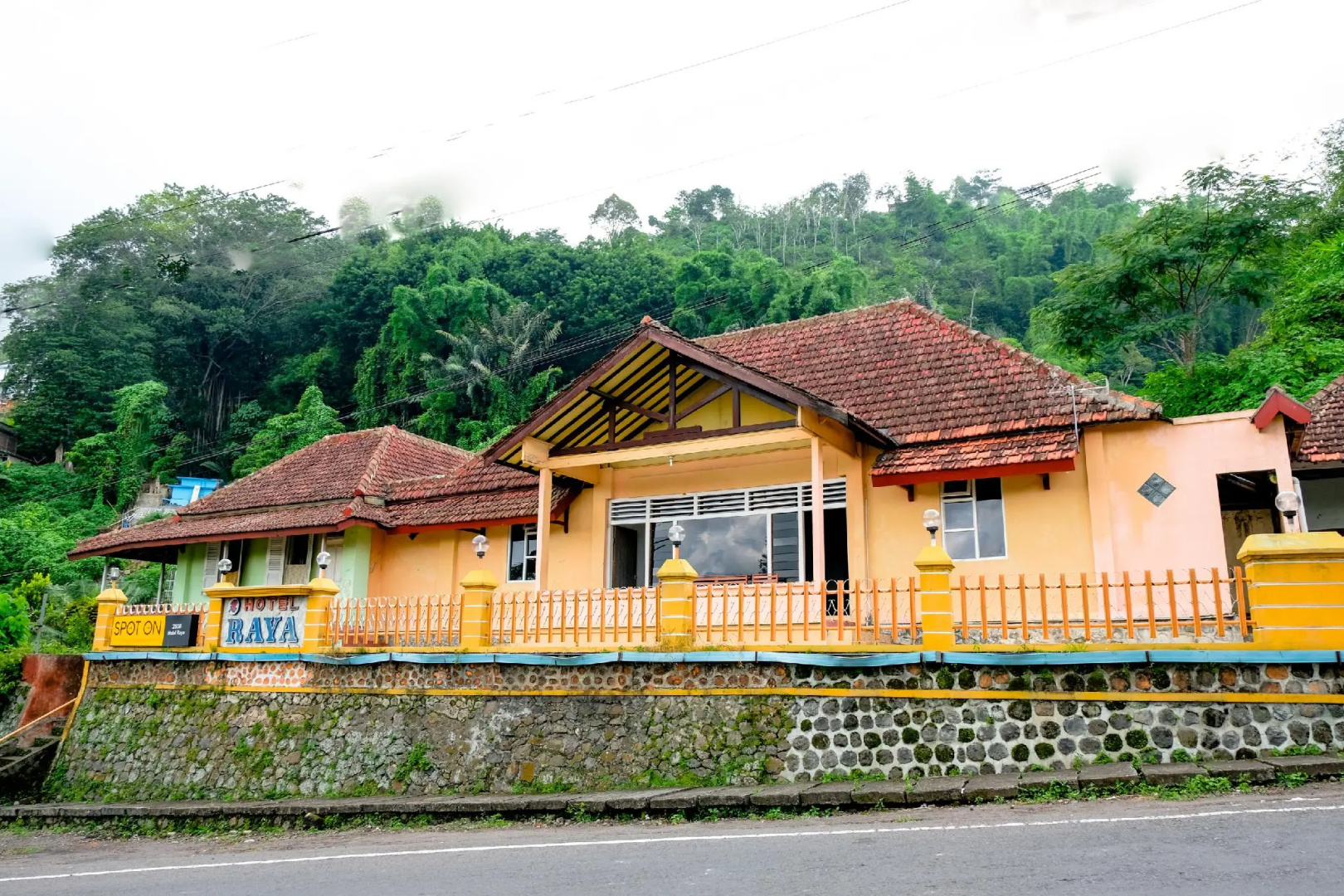 OYO Life 2638 Hotel Raya