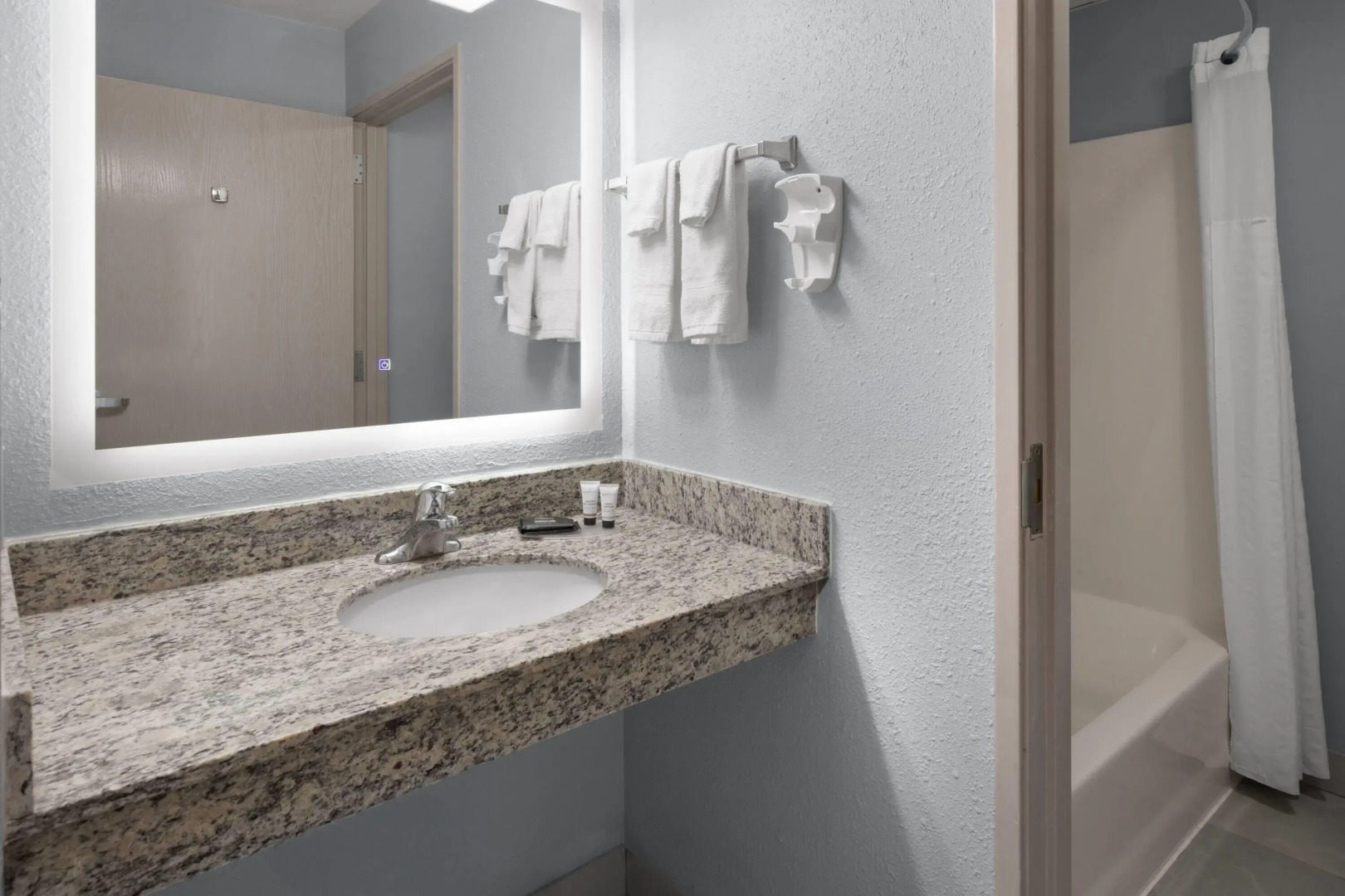 AmericInn by Wyndham Douglas/Saugatuck