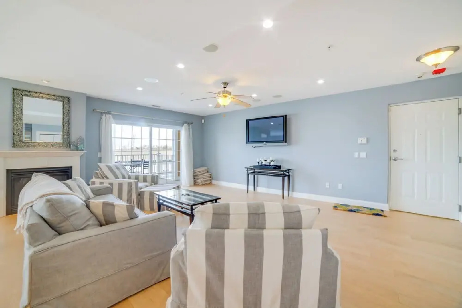 Charming New Buffalo Condo: Walk to Lake Michigan!