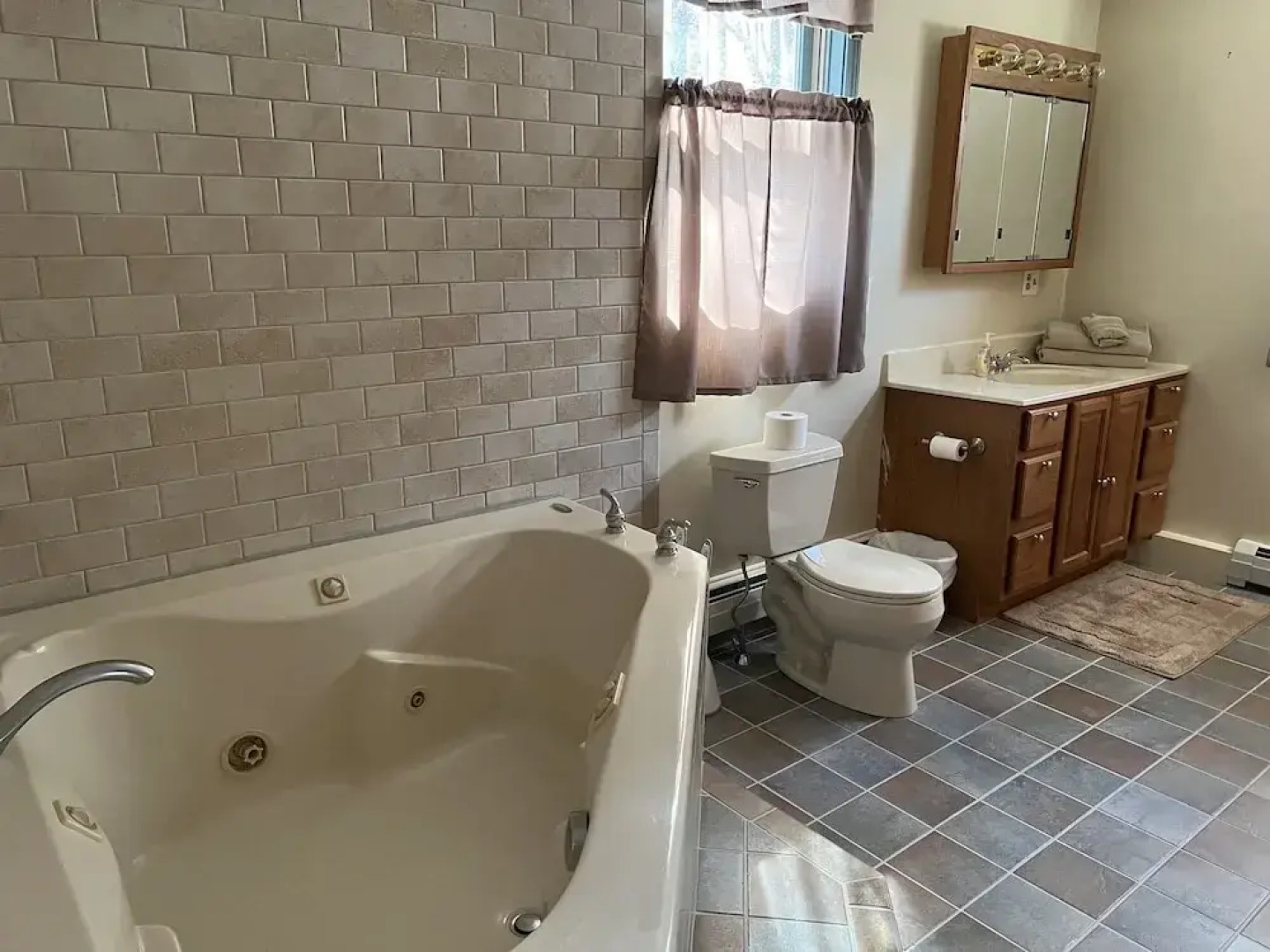 Charming Cottage Amidst Majestic Peaks 3 Bedroom Home