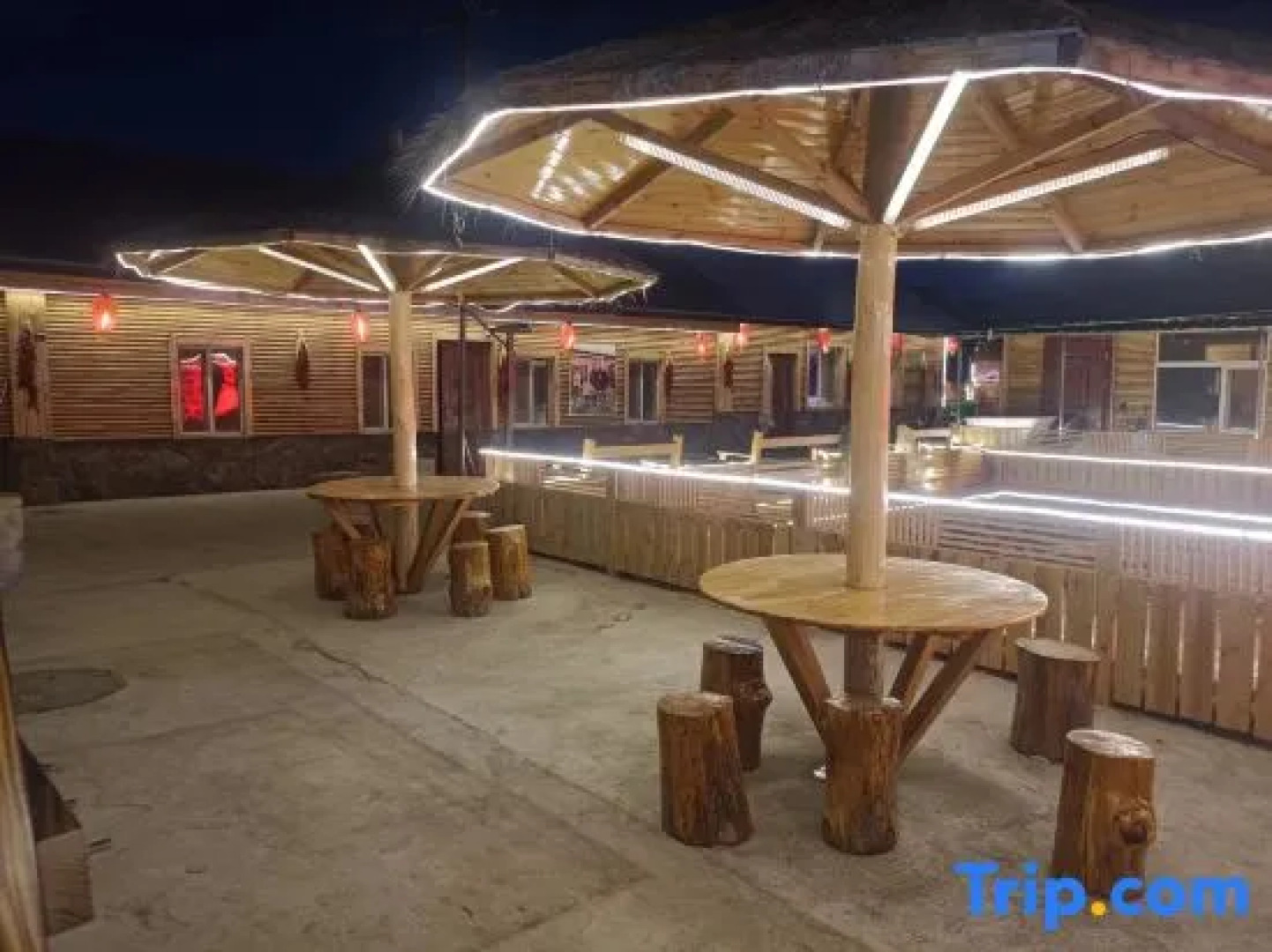 Arctic Village Snowman Chalet