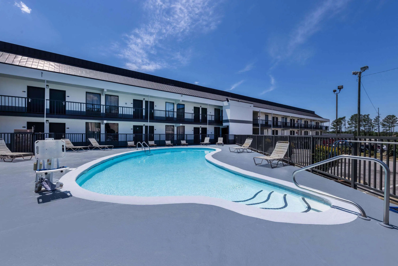 Days Inn & Suites by Wyndham Fort Bragg/Cross Creek Mall