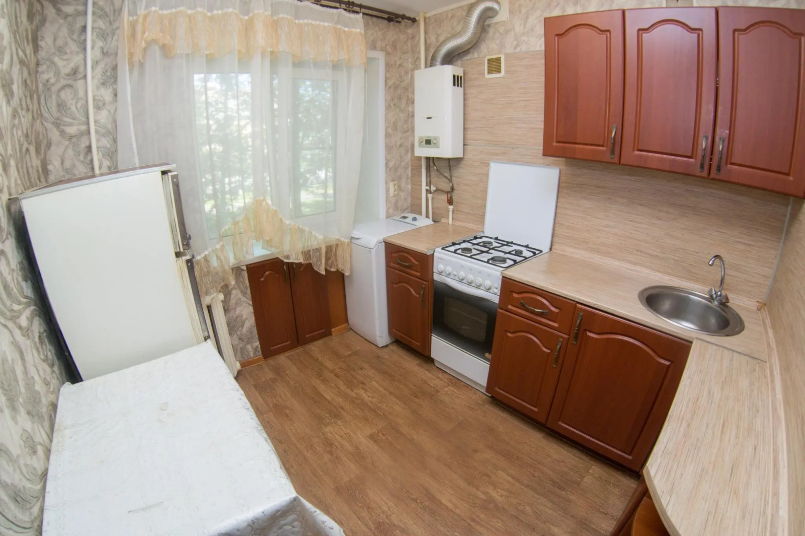 По суткам 33 на улице Горького 77