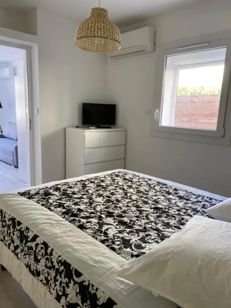 T2 en rez de villa avec jardin à 800m de la plage, à la semaine