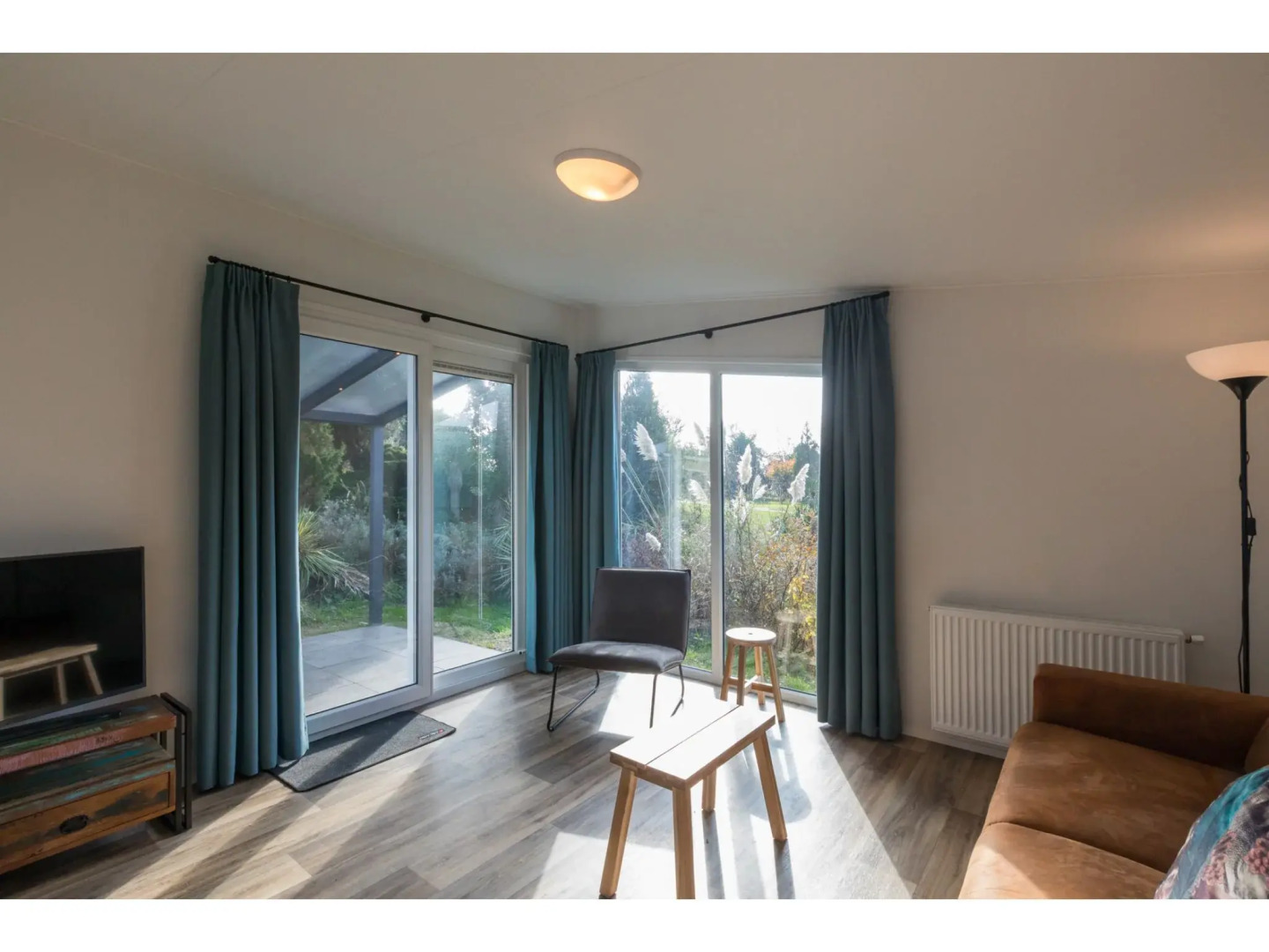 Chalet in Vrouwenpolder Near Banjaard Beach