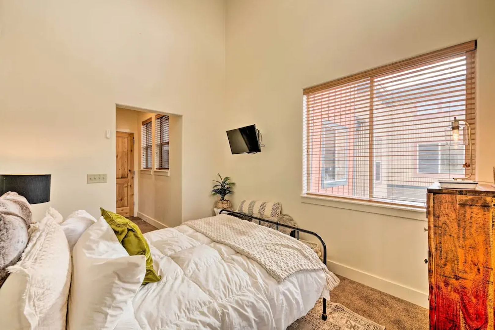 Walkable Park Mountain Getaway: Hot Tub & Views!