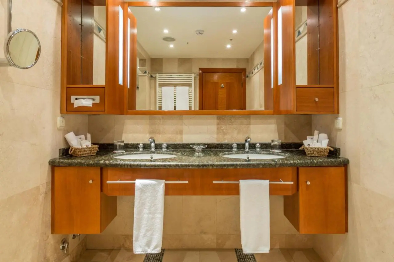 Park Lake Luxury Hotel