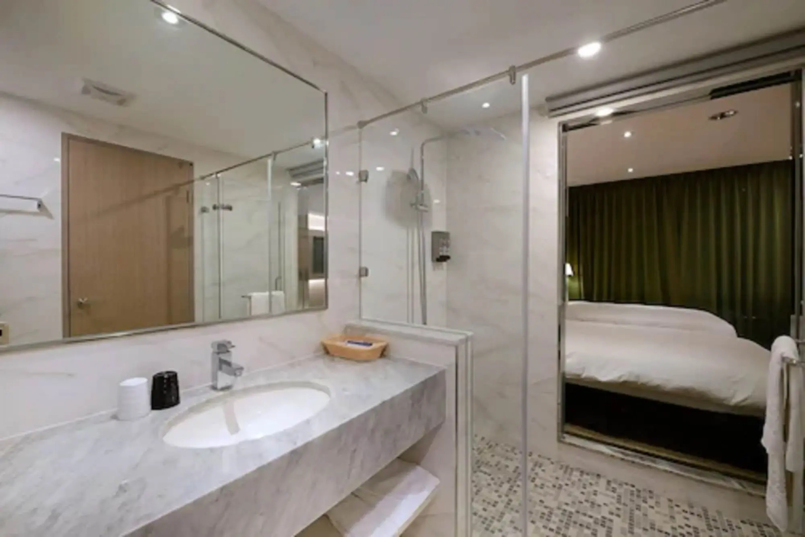 Aeris International Hotel