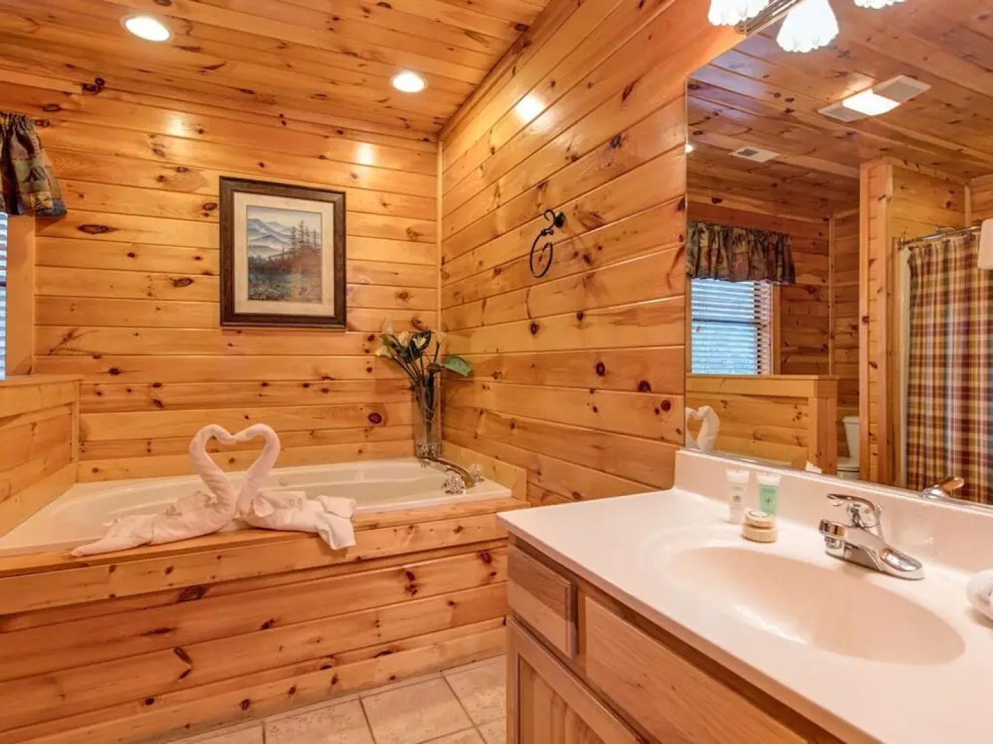 Apple Bear Lodge - Four Bedroom Cabin
