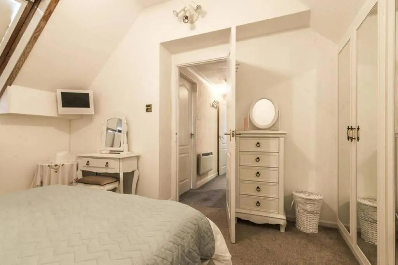 Beautiful apartment with private pool near Tenby