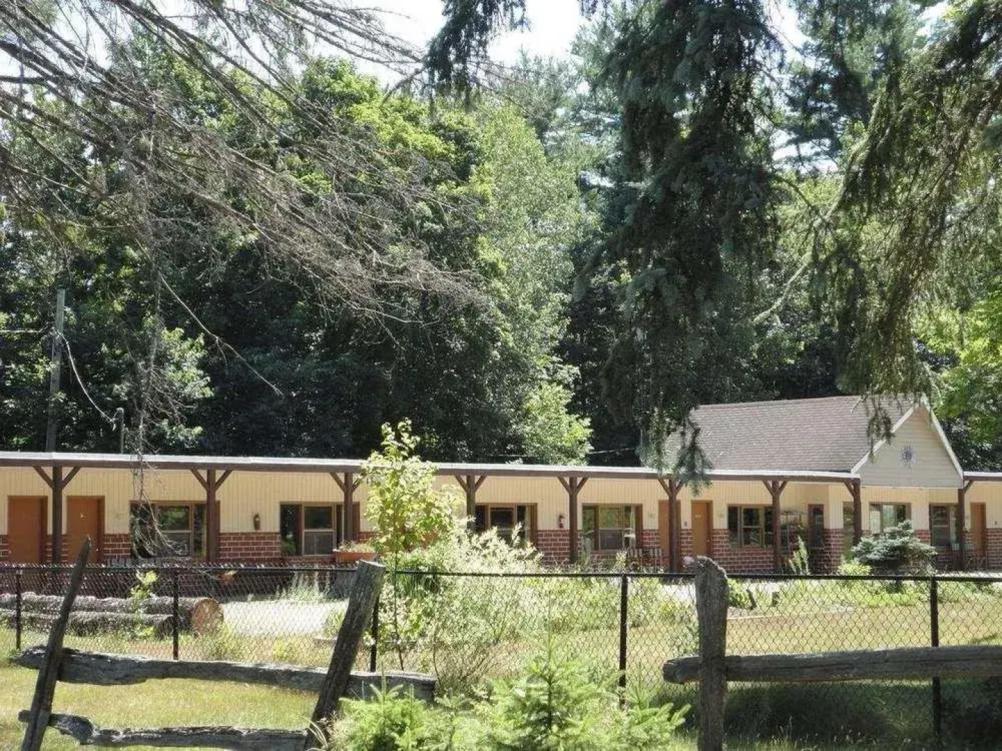 Dwight Riverside Inn