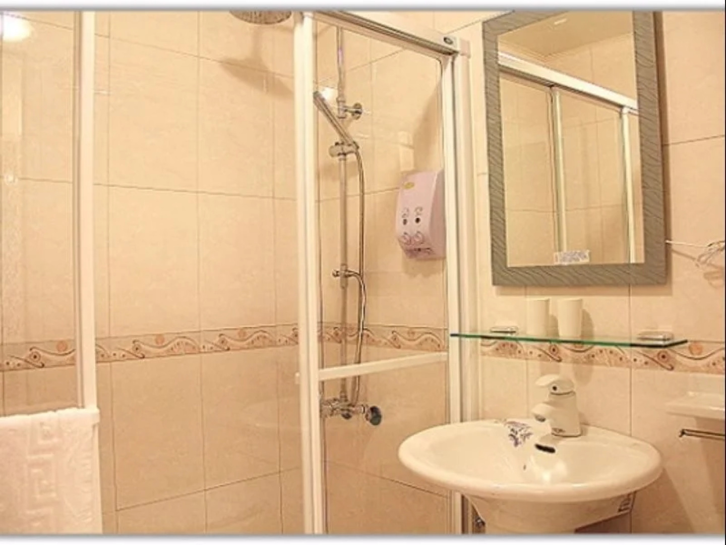 Four Seasons Duke Hostel