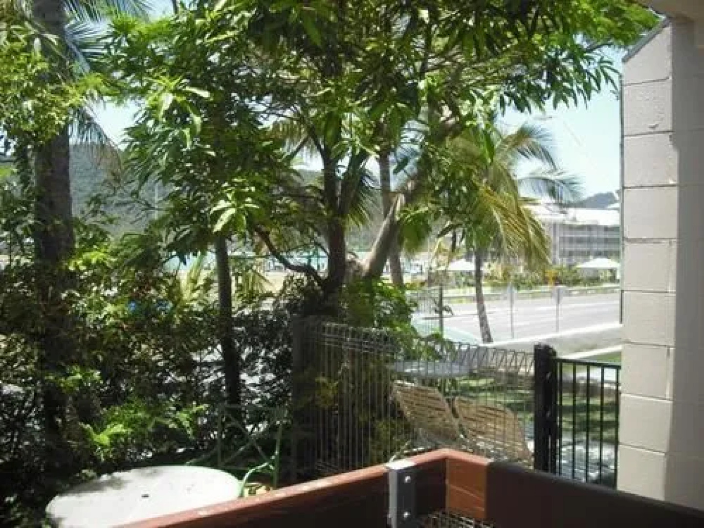 Airlie Seaview Apartments