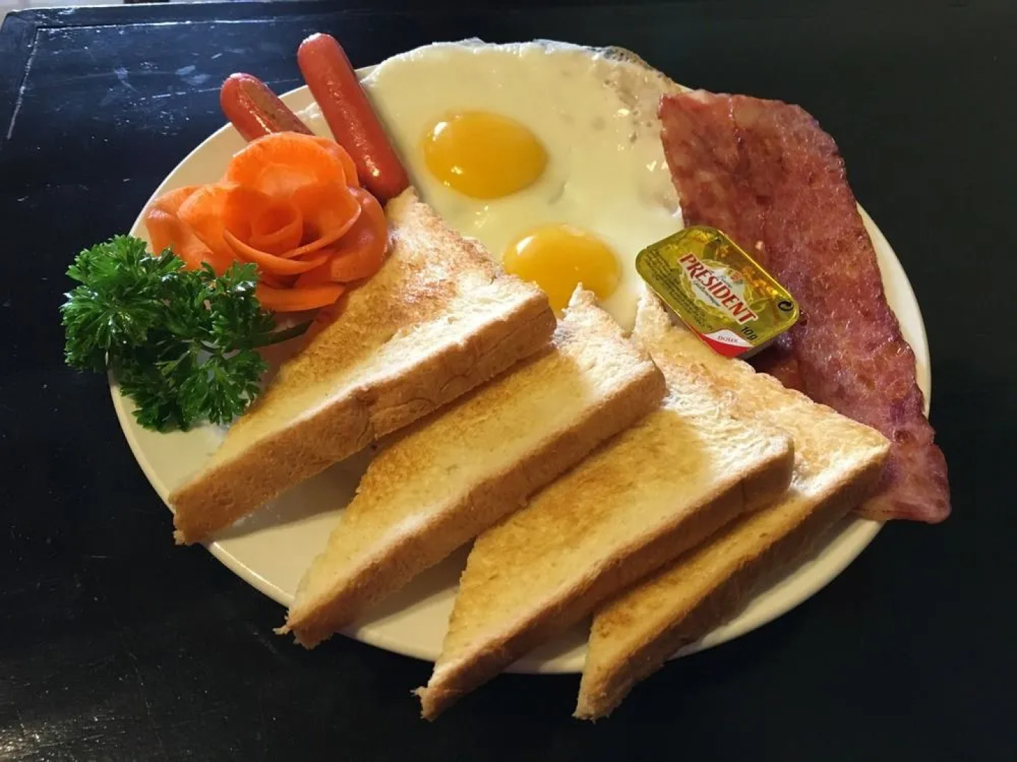 Pra-Tna Guest House and Coffee