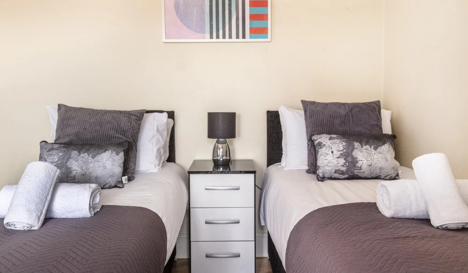 2 Bed Apartment Sleeps 5 - Free Parking, Balcony